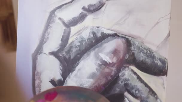 Lähikuva kypsä taiteilija nainen viettää vapaa-aikaa kehittää maalaustaitojaan hänen työpaja - Materiaali, video