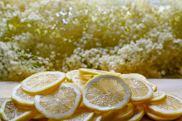 making elderflower lemonade with lemons in kitchen Sweden june 28 2022 - Foto, imagen