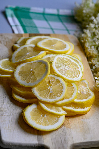 изготовление лимонада бузины с лимонами на кухне Швеции 28 июня 2022 - Фото, изображение