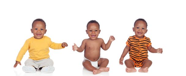 Africano triplette fratelli giocare isolato su uno sfondo bianco - Foto, immagini
