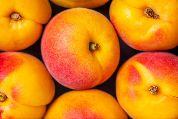 Rijpe abrikoos fruit achtergrond closeup. - Foto, afbeelding