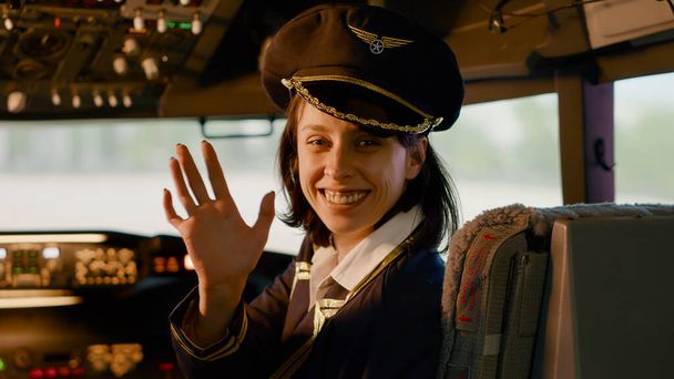 Porträt einer Copilotin, die im Cockpit eines Flugzeugs sitzt. Mittels Armaturenbrett-Navigationskompass mit Tasten und Hebel, Bedienfeld-Anzeigen. - Foto, Bild