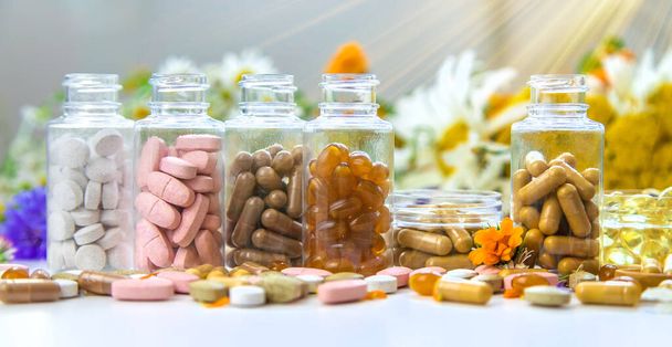 Homéopathie et suppléments alimentaires à base d'herbes médicinales. Concentration sélective. Nature. - Photo, image