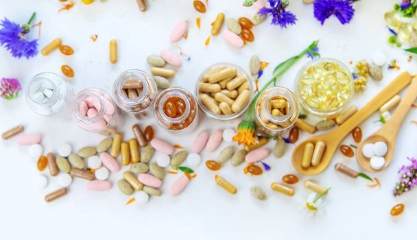 Homéopathie et suppléments alimentaires à base d'herbes médicinales. Concentration sélective. Nature. - Photo, image