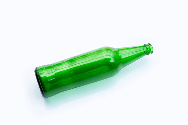 grüne Flasche auf weißem Hintergrund. - Foto, Bild
