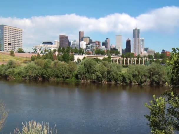 Downtown Denver Zoom In with Platte River - Materiał filmowy, wideo
