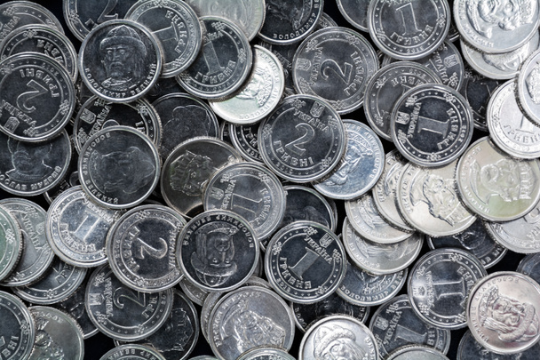 фон из монет Украины номиналом 1 и 2 гривны - Фото, изображение