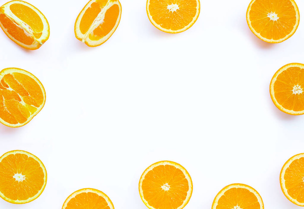 Rám z čerstvého pomerančového ovoce na bílém pozadí. - Fotografie, Obrázek