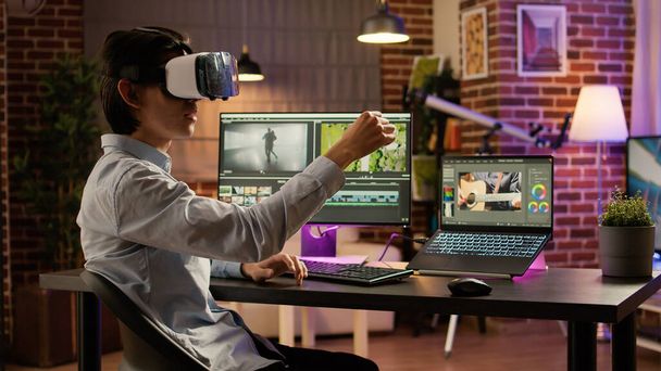 Videografi käyttää VR lasit ja editointi ohjelmisto pc luoda visuaalisia tehosteita video montaasi, täydennetty todellisuus. Elokuva kuvamateriaalia muokata 3D kuulokkeet ja elokuva tietokoneella. . - Valokuva, kuva
