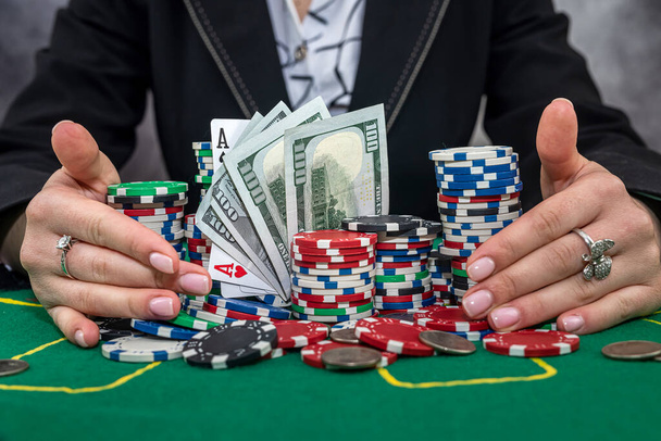 a női játékos zsetonokat számol a pénzre, és emeli a tétet pókerezéssel a kaszinóban. szerencsejáték-koncepció - Fotó, kép