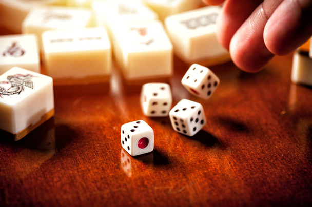 Παίζοντας Mahjong σε ξύλινο τραπέζι. Mahjong είναι το αρχαίο ασιατικό επιτραπέζιο παιχνίδι. - Φωτογραφία, εικόνα