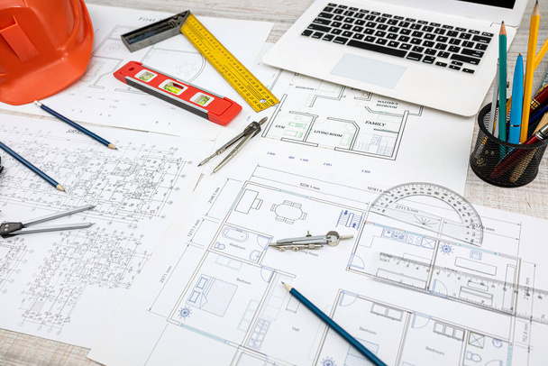 plan de proyecto casa con herramientas de trabajo y casco en el escritorio. concepto industrial - Foto, Imagen