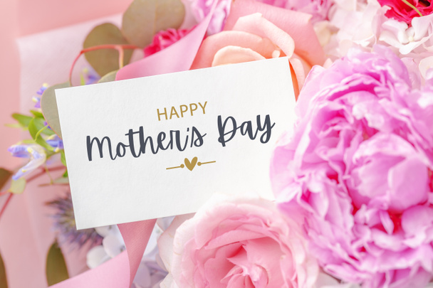 Gelukkige moederdag kaart met roze bloesem boeket - Foto, afbeelding
