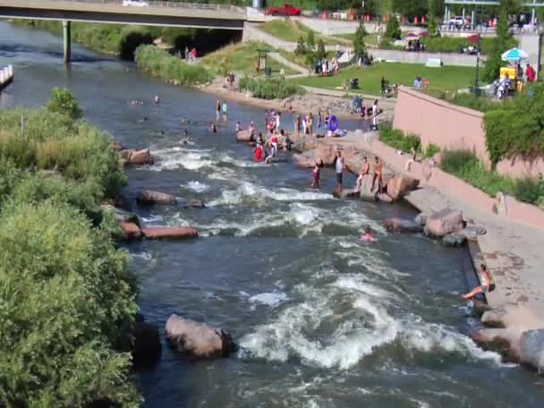 Platt River w pobliżu centrum Denver Colorado - Materiał filmowy, wideo