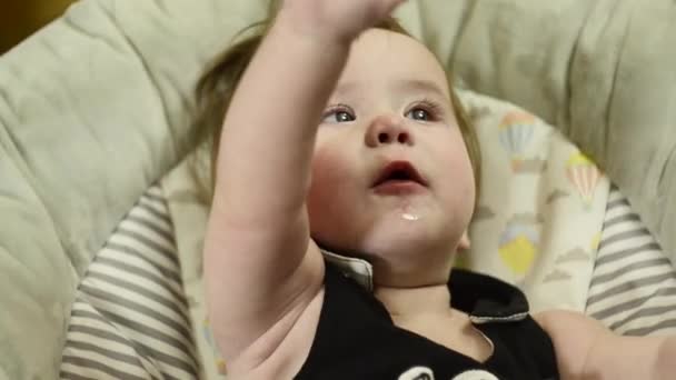 Το νεογέννητο ανακαλύπτει τον κόσμο παίζοντας με ένα κινητό για 3 μήνες. παιδί που αγγίζει παιχνίδια - Πλάνα, βίντεο