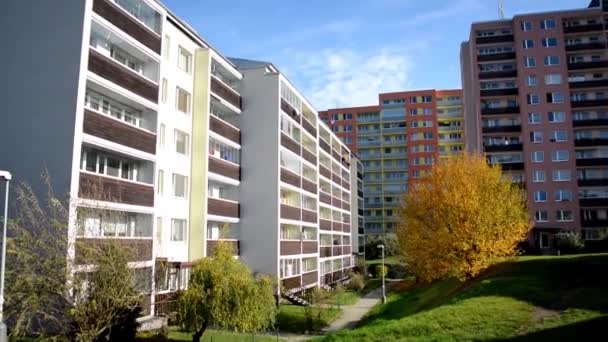 Wieżowiec blok mieszkania - osiedle mieszkaniowe (rozwoju) z natury (trawa i drzewa) - niebo - Materiał filmowy, wideo