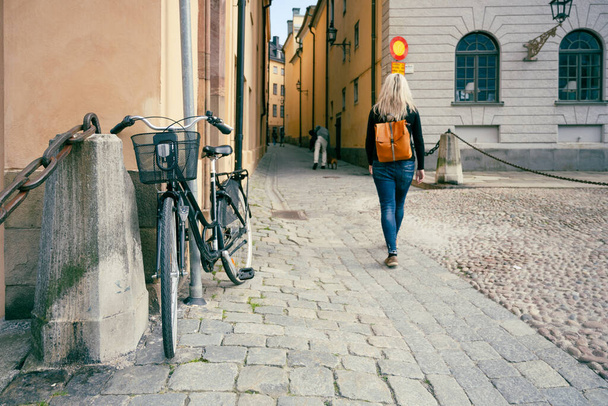 Mujer joven en la calle del casco antiguo de Estocolmo, Sueco: Gamla Stan, Suecia - Foto, imagen
