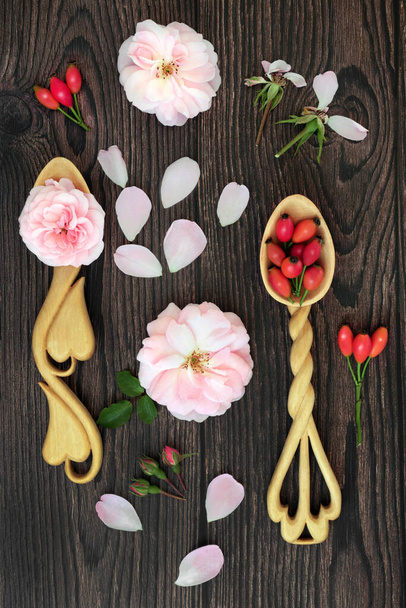 Τριαντάφυλλο λουλούδι εναλλακτική φυτική ιατρική με λουλούδια, πέταλα και τους γοφούς τριαντάφυλλο. Φυσικό floral θεραπεία και ενίσχυση του ανοσοποιητικού συστήματος, πλούσια σε αντιοξειδωτικά, ανθοκυανίνες, βιταμίνη C, πολυφαινόλες. - Φωτογραφία, εικόνα