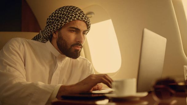 Орієнтована людина, що друкує ноутбук крупним планом. Успішний професіонал, який розглядає проблему перегляду веб-сторінок. Серйозний арабський менеджер, який аналізує повідомлення в чаті в Інтернеті в традиційному вбранні. Концепція ділових подорожей
. - Фото, зображення