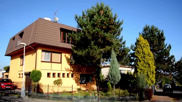 Zewnątrz dom w miasto - miejskich ulic - natura (drzewa) - niebieski niebo - Materiał filmowy, wideo