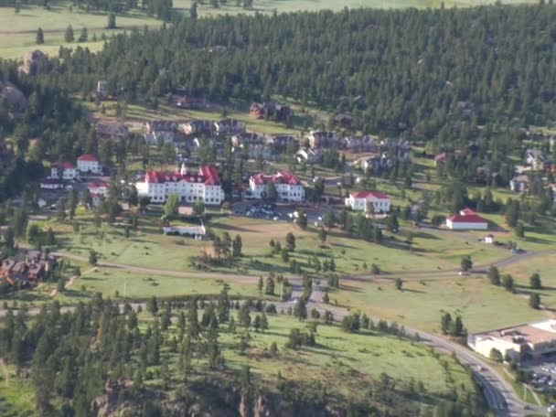 Stanley Hotel and Rocky Mountain Zoom In - 映像、動画