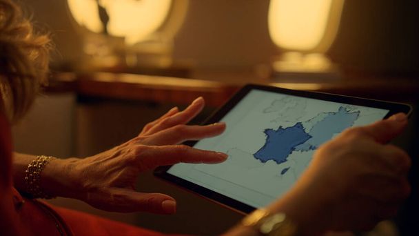 Lähikuva kädet koskettaa tabletin tietokoneen näytön. Lentokoneita työstävä liikenainen. Tunnistamaton rahoitusalan asiantuntija, joka tarkistaa myyntitilastot. Ensimmäisen luokan matkustaja analysoida tietoja digitaalisen pad - Valokuva, kuva