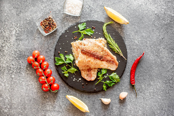 filete de pescado frito con verduras y especias en el plato - Foto, imagen