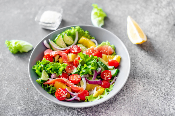 gesunder Salat mit Lachs, Avocado, Tomaten und Gurken - Foto, Bild