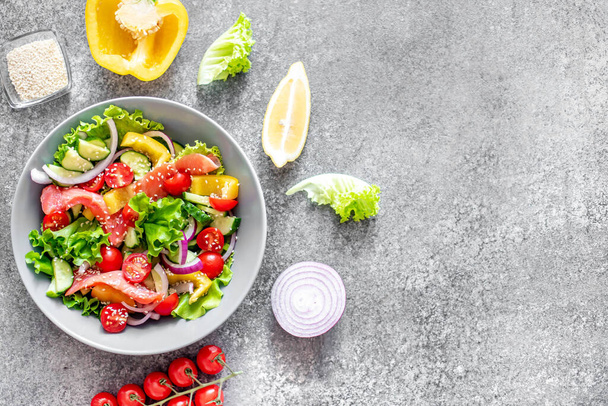 egészséges saláta lazaccal, avokádóval, paradicsommal és uborkával - Fotó, kép