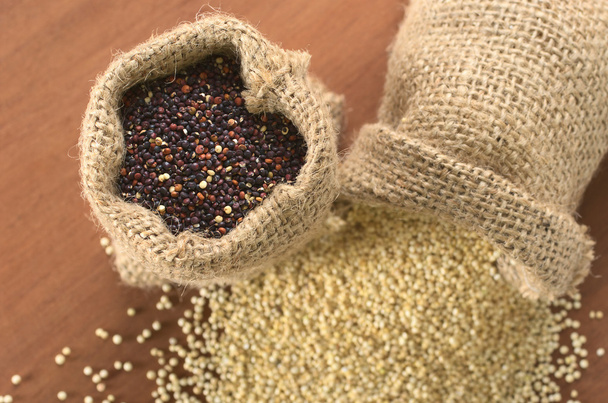rauwe witte quinoa korrels - Foto, afbeelding