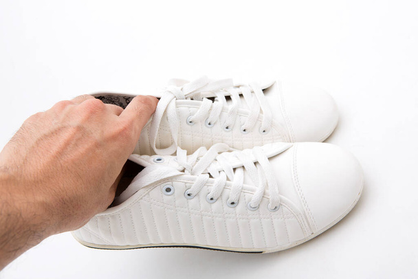 Par de nuevas zapatillas blancas sobre fondo blanco
 - Foto, Imagen