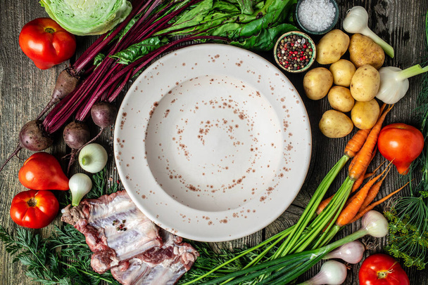 Ingredientes para preparar borscht, verduras para cocinar remolacha, col, zanahorias, papas, tomates. comida ucraniana sopa roja borsch, lugar para el texto, vista superior, - Foto, Imagen