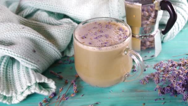 Kopje cappuccino raf koffie met lavendelsiroop. Aromatische lavandula doordrenkt latte koffie warme drank  - Video