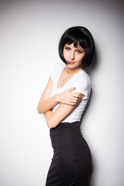 attractive brunette woman standing next to a wall - Fotografie, Obrázek