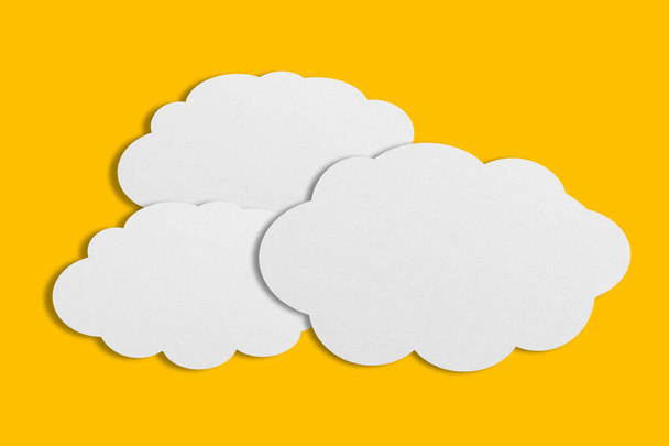 біла хмарна паперова мовна бульбашка на жовтому фоні. дизайн
 - Фото, зображення