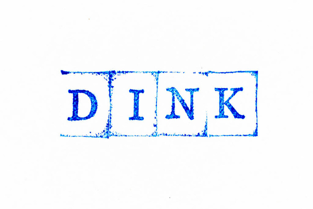 Синяя чернильная резиновая печать в слове DINK (аббревиатура Двойной доход, без детей или Двойной доход, без детей) на белом бумажном фоне - Фото, изображение