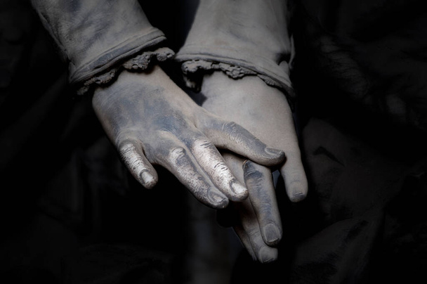 Hands folded in prayer. Close up of sculpture in monumental cemetery. - Foto, imagen