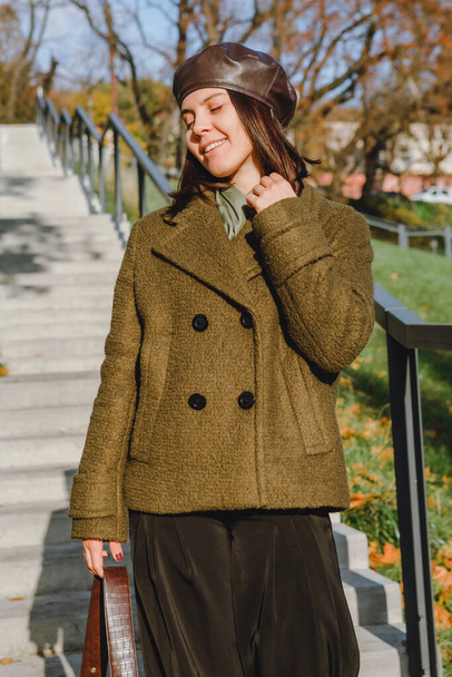 młoda stylowa kobieta w jesiennym stroju spacery na świeżym powietrzu skopiować przestrzeń - Zdjęcie, obraz