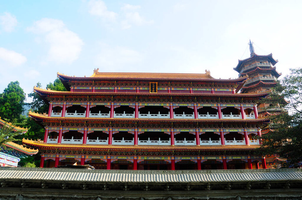 Колоритна буддійська пагода і храм Цзінь Юань біля Тянь Му Шань, що в китайській провінції Чжецзян..  - Фото, зображення