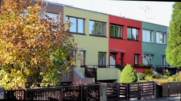 Maisons extérieures dans la ville - rue urbaine - nature (arbres) - ciel bleu
 - Séquence, vidéo