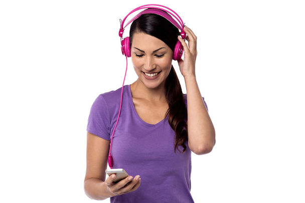 woman listening to music - Фото, изображение