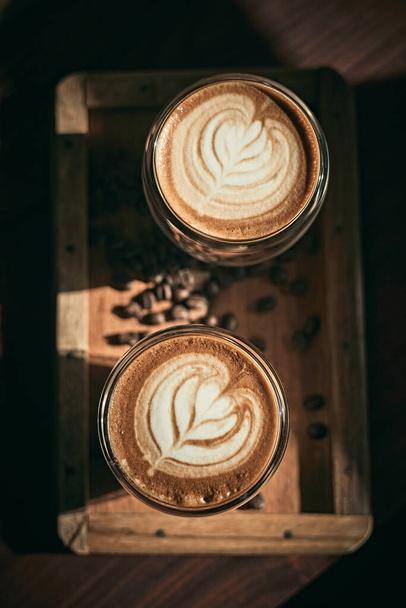 Focus selettivo tazza di caffè caldo latte art, focus a foa bianco - Foto, immagini