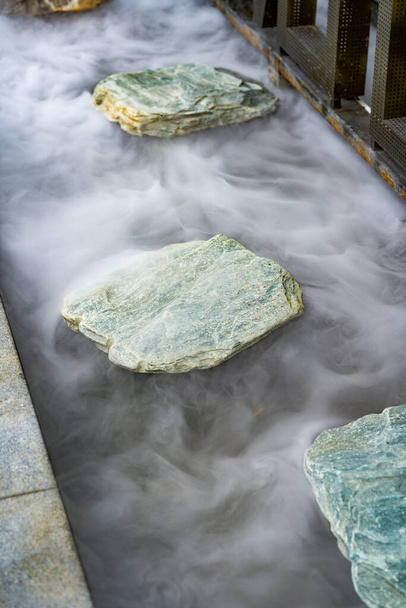 Close-up of slate treads on mist pool - Foto, imagen