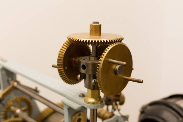 Macchine per orologi antichi in buono stato di funzionamento e molto ben conservati. - Foto, immagini