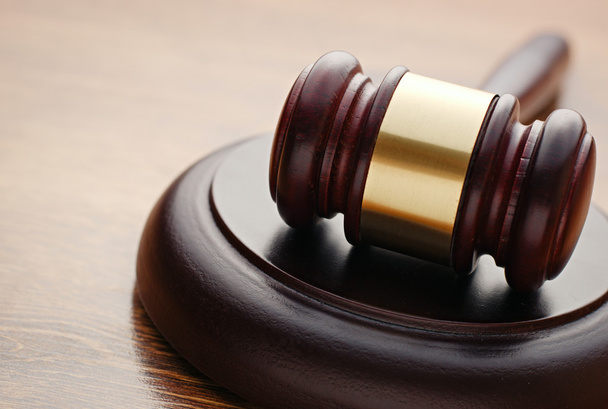 Судьи деревянного молотка в зале суда
 - Фото, изображение