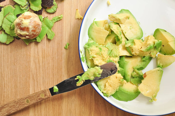 Nahaufnahme von Fruchtfleisch grüner Avocado, vegetarisch, gesunder Lebensstil - Foto, Bild
