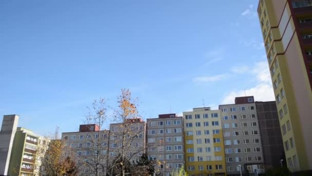 Wieżowiec blok mieszkania - osiedle mieszkaniowe (rozwoju) z natury - niebo - Materiał filmowy, wideo