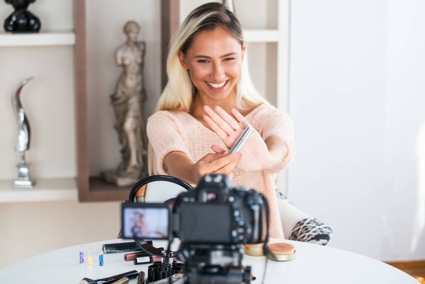 Красивая натуральная женщина профессиональный видеоблоггер красоты или блоггер в прямом эфире косметический макияж учебник вирусный видеоклип с помощью камеры обмена в социальных сетях - Фото, изображение