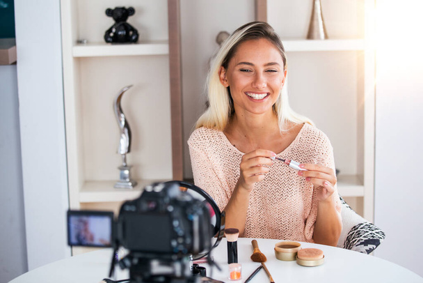 Piękne naturalne kobieta profesjonalne piękno vlogger lub blogger transmisja na żywo kosmetyczne makijaż samouczek wirusowe wideo klip przez kamery udostępniania w mediach społecznościowych - Zdjęcie, obraz