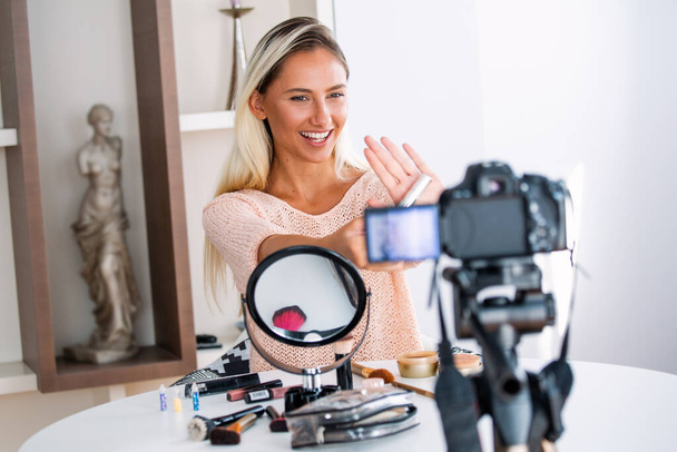 Красива молода жінка-блогер записує відеоблог відео з косметикою в домашніх умовах онлайн вплив на концепцію соціальних медіа. прямий трансляційний вірус
 - Фото, зображення